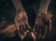mani sporche di terra